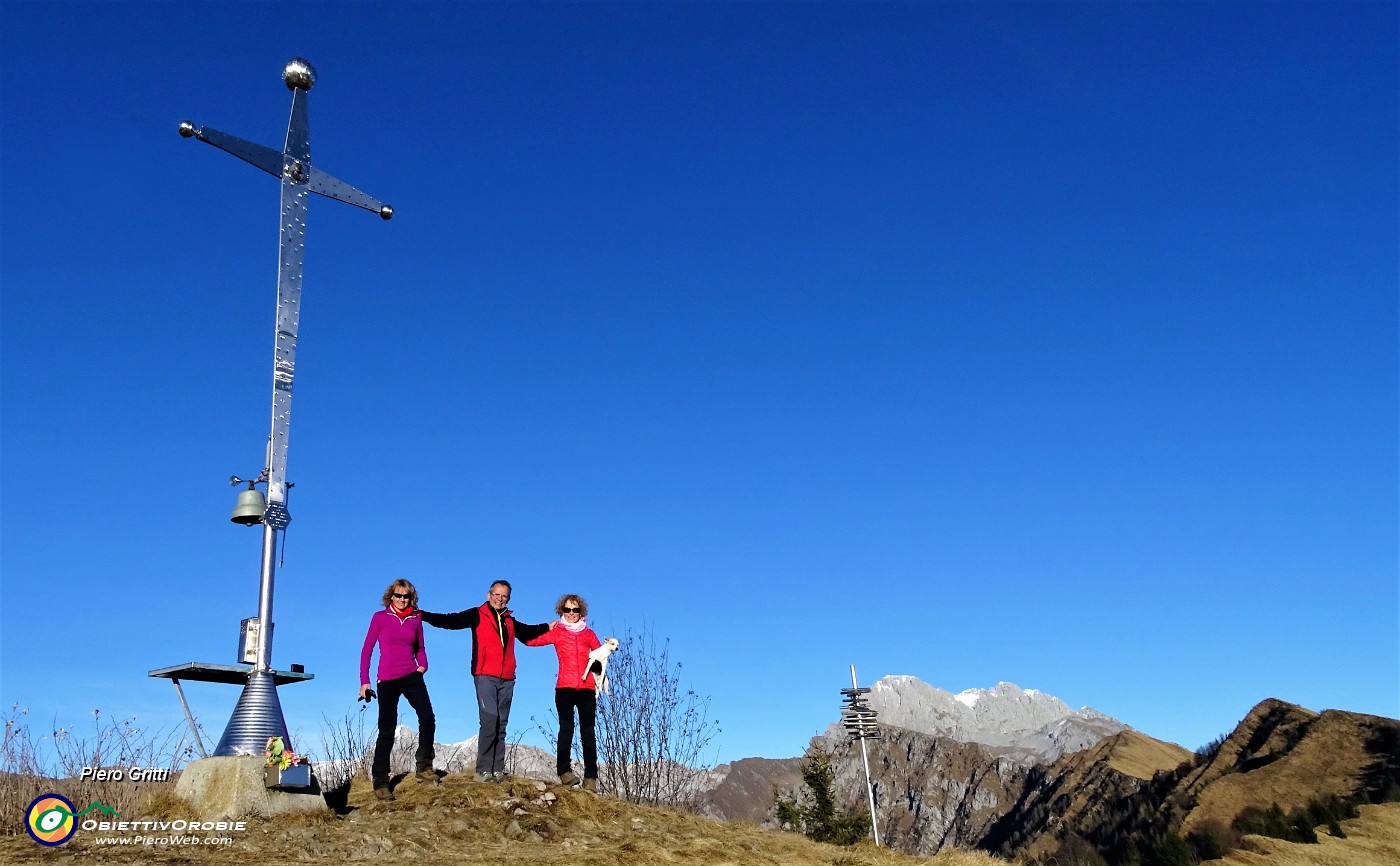 01 Alla croce di Cima Pare (1642 m) con vista in Presolana.JPG -                                